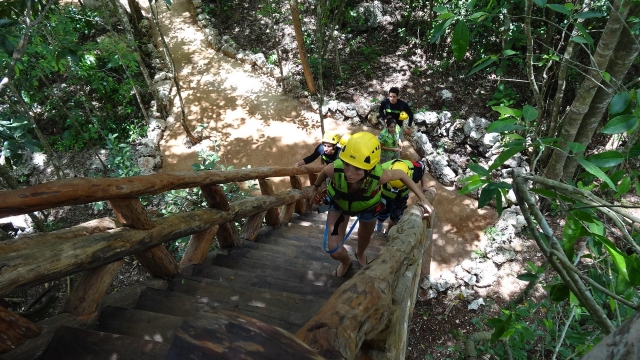 Subiendo a lo alto del cenote.jpg